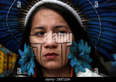 Brüssel, Belgien. 23. Oktober 2022. Ein brasilianischer Indigener während der Demonstration für das Klima "Walk for your future" in Brüssel. (Bild: © Valeria Mongelli/ZUMA Press Wire) Stockfoto