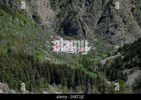 Blick auf das Dorf Mikelis vom Sakora Plateau im Yusufel Bezirk der Provinz Artvin Stockfoto