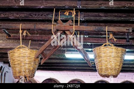 Vintage Display Flaschen Wein in einer Bodega - Lanzarote, Spanien Stockfoto