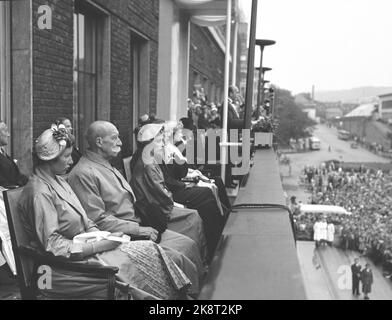 Oslo 19520803. König Haakon 80 Jahre 3. August 1952. Hier von den Festlichkeiten im Rathaus Balcon. Von v. Prinzessin Arid, Prinz Georg, Dänemark, Prinzessin Ragnhild. FOTO: VALLDAL NTB / NTB Stockfoto