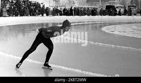 Innsbruck, Österreich 196402 die Olympischen Winterspiele 9.. Schnelles Skaten, Männer, 10.000 Meter. Hier Gewinner Johnny Nilsson, Schweden in Aktion. Foto: Current / NTB Stockfoto