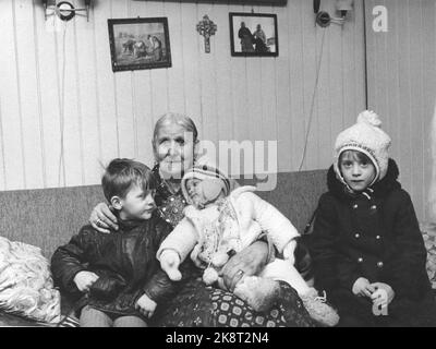 Våler, Solør März 1973: Tater-Milla (geboren um 1867) fotografiert in seinem 86-jährigen Haus in Våler, zusammen mit den Urenkelkindern Karl Marenius (5 Jahre) Rita (9 Jahre) und Lena (6 Jahre) .Tater-Milla reiste über 50 Jahre, bevor sie Resident war. Ihr voller Name war Jenny Emilie Pettersen. Foto: Ivar Aaserud / Aktuell / NTB Stockfoto