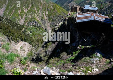 Traditionelle Plateauhäuser in der Aşağı-Sakora-Hochebene (Aşağı Sakora Yaylası) im Bezirk Yusufeli der Provinz Artvin. Stockfoto