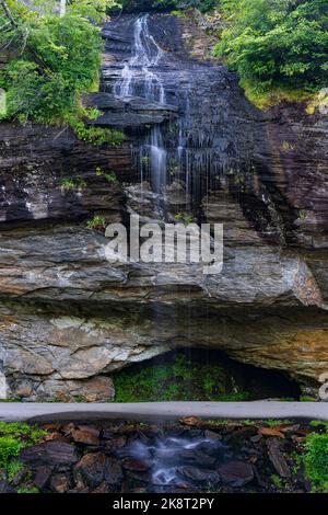 Eine vertikale Aufnahme der Bridal Veil Falls in Highlands, USA Stockfoto