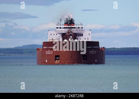 Das James Barker Schiff, das in Soo Locks, Sault Ste Marie, Michigan, einsteigt. Stockfoto