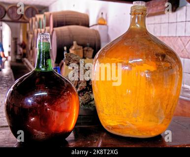 Vintage Display Flaschen Wein in einer Bodega - Lanzarote, Spanien Stockfoto