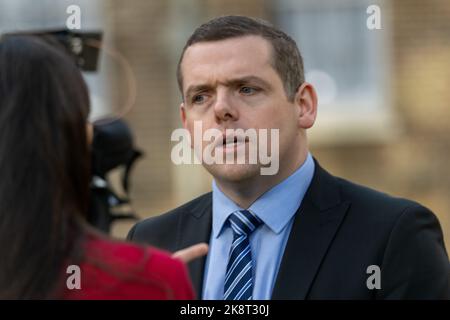 London, Großbritannien. 24. Oktober 2022. Politiker am College Green London Großbritannien Douglas Ross, Vorsitzender der konservativen schottischen Partei Kredit: Ian Davidson/Alamy Live News Stockfoto