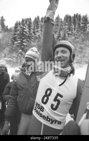 Vang 19860201. NM im Sprung für Männer, kleiner Hügel. Ein jubelender Roger Ruud, der norwegischer Meister auf einer kleinen Schanze in Vang wurde. Hier zusammen mit Rolf Åge Berg (v.v.), der auf Platz 2. kam. Foto: Bjørn Sigurdsøn NTB / NTB Stockfoto