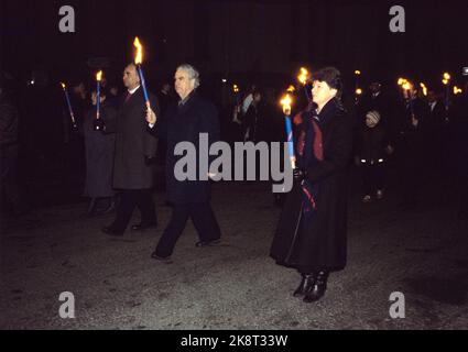 Oslo 19860309: Der Mord an Premierminister Olof Palme. Viele wurden besucht, um sich dem Fackelzug anzuschließen und an einem Erinnerungsfeiertag über Palme's Tod teilzunehmen. Hier Storting Vertreter Gro Harlem Brundtland (AP) (t.h.). Bischof Aarflot (t.V). Foto: Inge Gjellesvik NTB / NTB. Stockfoto