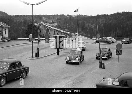 Svinesund 6. April 1963. Norweger laden Strømstad am Schneiddonnerstag ein. Die Tradition begann nach dem Krieg, als Norwegen den größten Teil der Waren vermisste. Die Geschäfte in Norwegen sind am Donnerstag geschlossen, so dass Sie eine Reise nach Schweden Unternehmen müssen, um das Auto oder Boot mit verschiedenen Waren zu füllen. Hier von Svinesund, wo Sie die Datei ändern müssen, von Rechtsfahren in Norwegen, zu Linksfahren in Schweden. Foto: Ivar Aaserud / Aktuell / NTB Stockfoto