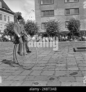 Bygdøy 19570825 Parade von alten Fahrrädern im Volksmuseum. Mann mit zeitgemäßer Kleidung auf dem alten Fahrrad vom velociped/Bauchkegel-Typ. Foto: Jan Nordby / NTB / NTB Stockfoto