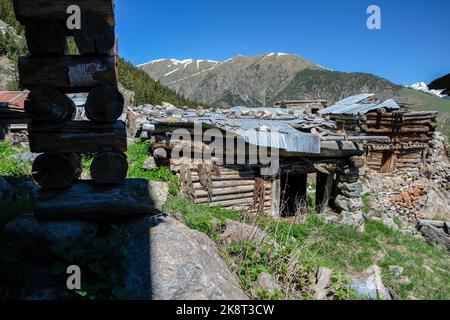 Traditionelle Plateauhäuser in der Hochebene Aşağı sakora (Aşağı sakora köyü) im Bezirk Yusufeli der Provinz Artvin. Stockfoto