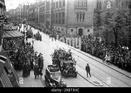 Oslo 19450508: Friedenstage 1945. Mai. Befreiungstag, 8. Mai, Anfeuerungen am Karl Johans-Tor. Autos voller jubelender Menschen mit norwegischen Flaggen, Menschenmassen auf den Straßen. Übersichtsbild. Polizeiauto mit Lautsprecher-TV. Foto: Kihle / NTB / NTB Stockfoto