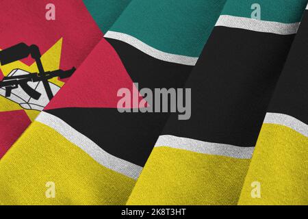Mosambik Flagge mit großen Falten winken aus nächster Nähe unter dem Studiolicht im Innenbereich. Die offiziellen Symbole und Farben in Stoff Banner Stockfoto
