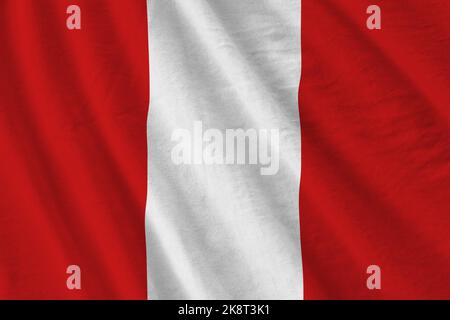 Peru-Flagge mit großen Falten winkt aus nächster Nähe unter dem Studiolicht im Innenbereich. Die offiziellen Symbole und Farben in Stoff Banner Stockfoto