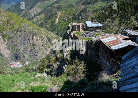 Traditionelle Plateauhäuser in der Aşağı-Sakora-Hochebene (Aşağı Sakora Yaylası) im Bezirk Yusufeli der Provinz Artvin. Stockfoto