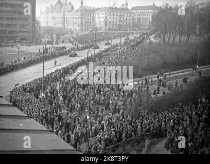 WW2 Oslo 19420420 Depilation auf dem Universitätsplatz anlässlich des 53.. Geburtstages von Adolf Hitler. Deutsche Panzer in Drammensveien. Foto: Kihle / NTB *** das Foto wurde nicht verarbeitet ***** Stockfoto