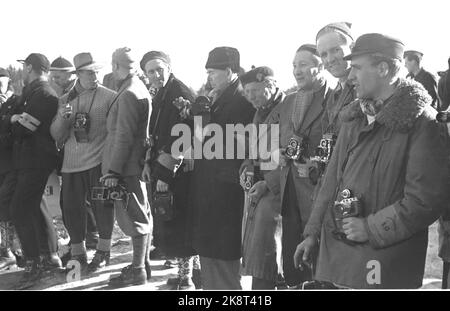 Holmenkollen, Oslo 19500318. Springen in Holmenkollbakken. Der Wind wehte das gesamte Holmenkollrennet weg, aber nach drei Stunden Verschiebung beruhigte er sich. 90.000 Zuschauer waren auf den Tribünen und in Sletta anwesend. Hier sehen wir Pressefotografen, die Events fotografieren. Foto: Sverre A. Børretzen / Aktuell / NTB Stockfoto