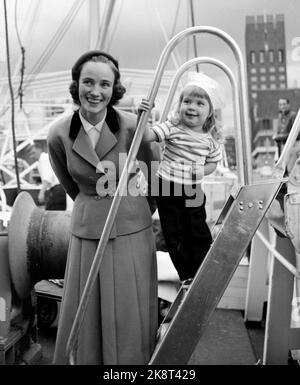Oslo 1955. Thor Heyerdahl und seine Familie an Bord des Schiffes 'M/S Chr. Bjelland' by Stavanger, in Oslo vor der Abfahrt zur pazifischen Osterinsel. Die gesamte Familie Heyerdahl nimmt an dieser Expedition Teil. Hier sehen wir (lächelnd. Foto: Gerald Pagano / Current / NTB Stockfoto