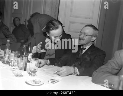 1952 Oslo. Treffen im norwegischen Schriftstellerverband im Restaurant Georges. Hier sitzen die Autoren André Bjerke und Arnulf Øverland im Gespräch. Foto: Odd Nicolaysen / Aktuell / NTB Stockfoto