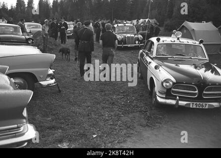 Karlskoga, August 1963, Schweden. 30 - 40.000 junge Menschen, darunter einige Rager, nehmen Karlskoga, um sich das Kanonenrennen (Autorennen) anzusehen. Die Polizei trifft sich stark, um in der Stadt Ruhe zu bewahren. Hier vom Campingplatz aus, wo die Jugendlichen in einem Zelt lebten. Die Polizei ist dabei, die geringsten Unruhen zu vermelden. Foto: Ivar Aaserud / Aktuell / NTB Stockfoto