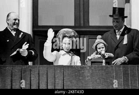 Oslo 19730517. König Olav und die Kronprinzenfamilie auf dem Balkon 17. Mai. Kronprinz Harald im Hut und Mantel mit Mai 17, Kronprinzessin Sonja im Mantel. Prinzessin Märtha Louise in rotem Mantel und Hut. Sie debütiert auf dem Balkon, 1 Jahre und 8 Monate alt. Kronprinzessin Sonja ist schwanger. Im Juli erwartet sie Kinder. Foto: NTB Stockfoto