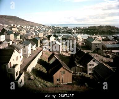 Honningsvåg 19521115. Recovery-Arbeit von Fiskevær Honningsvåg on Magerøya. 5 Jahre nach dem Krieg von 1947 bis 1952 spiegelt sich hier die Wohnreise voll und ganz in den Bildern wider. Die Deutschen legten Honningsvåg in Kies. Nach dem Krieg befand sich der Ort in einem chaotischen Ruinhaug, wo die Kirche als einziges Gebäude zurückgelassen wurde. Honningsvåg 1952-Hier sehen wir die neuen Häuser und Geschäftsgebäude, die nach den alten brackischen Grundstücken übernommen wurden. Foto: Sverre A. Børretzen / Aktuell / NTB Stockfoto