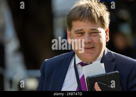 London, Großbritannien. 24. Oktober 2022. Politicians on College Green London UK Andrew Bridgen Kredit: Ian Davidson/Alamy Live News Stockfoto