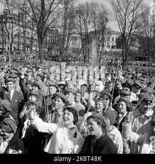 Oslo 19580517. Mai 17 in Oslo. Hier hat sich der Russe im Studenten lundy versammelt. Viele glückliche Russen mit russischen und russischen Stöcken. Foto: Knoblauch / NTB / NTB Stockfoto