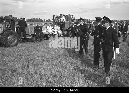 Schweden 196400704. Der sowjetische Führer Nikita Chruschtschow zu einem offiziellen Besuch in Sveige. Hier besucht Chruschtschow die Hagbyberga Säteri, um sich die Landwirtschaft anzusehen. Die Gäste wurden mit Traktoranhängern transportiert, und die schwedische Polizei wurde angewiesen, Chruschtschow während des Besuchs zu umherzurufen. Foto: Current / NTB Stockfoto