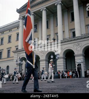 Oslo 19700517. Mai 17 in Oslo. Das Knabenkorps der Vålerenga Schule passiert das Schloss, wo Kronprinzessin Sonja und Kronprinz Harald allein auf dem Schlossbalkon stehen. König Olav war krank und konnte nicht anwesend sein. Foto: Current / NTB Stockfoto