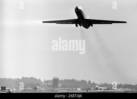 Fornebu 19680706. „Verantwortungsvoller Turm“. Die Fluglotsen in Fornebu sind für Tausende von Menschenleben und für Material für Millionen von Dollar verantwortlich. Über 80.000 Flugzeuge führten den Turm im vergangenen Jahr an, und der Verkehr wird zunehmen. Foto: Sverre A. Børretzen / Aktuell / NTB Stockfoto