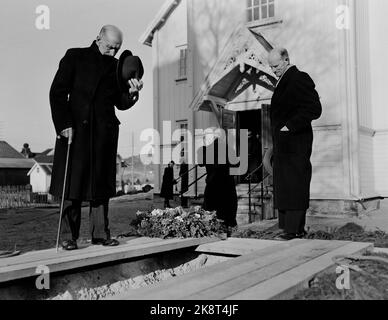 HOMMELVIK 1952-03-22; tidligere Statsminister Johan Nygaardsvold (f.1879) begraves i hjembygda Hommelvik i Sør-Trøndelag. Nygaardsvold var stortingsrepresentant forArbeiderpartiet 1916-1949. Norges statsminister Fra 1935 etter 'kriseforliket' mellom AP Og Bondepartiet. også Staatsminister für 'eksilregjeringen' i London unter den andre verdenskrig 1940-1945. Mange prominente gjester var til stede under begravelsen, blant andre Kong Haakon (t.v. i bildet), Kronprins Olav, partikollga Einar Gerhardsen Og forfetter Johan Falkberget. FOTO; SVERRE BØRRETZEN / AKTUELL / NTB Stockfoto