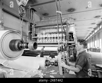 Skien 19590725 „Norwegens größte und schnellste Papiermaschine“. Zellulose, Zellstoff und Papier werden jetzt im alten Kloster hergestellt. Hier ist Union Bruk, eine der sieben Fabriken der großen Union Group, Norwegens größter Papierhersteller. In einer halben Stunde sind 6 Tonnen Zeitungspapier fertig. Vom Zellstoff in die Maschine gelangt und bis das Papier herauskommt, dauert es eine halbe Minute. Höchstgeschwindigkeit: 45 km pro Stunde. Foto: Aage Storløkken / Aktuell / NTB Stockfoto