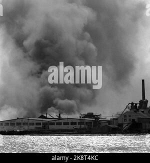 KRISTIANSAND 19700507 Als die Trevarefabrikken 'Henry Johansen Lumber & Co' von einem Feuer verwüstet wurden, Wurde Ein Katastrophenalarm geschlagen. Das Unternehmen litt unter NOK 15 Millionen. Der gestreckte Wind verursachte über 100 kleine Brände an verschiedenen Orten im Bezirk. Hier das Feuer in der feineren Fabrik. Foto: NTB / NTB Stockfoto