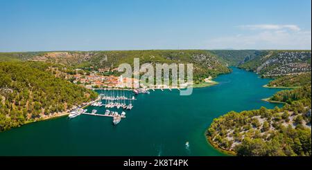 Panoramablick aus der Vogelperspektive über den Eingang des Krka-Nationalparks Stockfoto