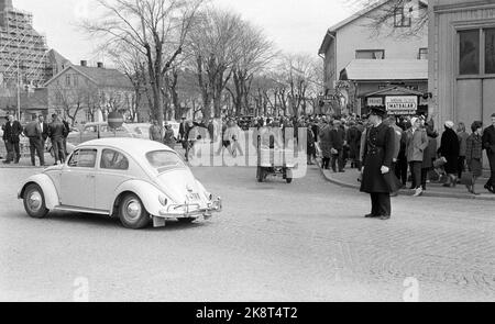 Strømstad 6. April 1963. Norweger laden Strømstad am Schneiddonnerstag ein. Die Tradition begann nach dem Krieg, als Norwegen den größten Teil der Waren vermisste. Die Geschäfte in Norwegen sind am Donnerstag geschlossen, so dass Sie eine Reise nach Schweden Unternehmen müssen, um das Auto oder Boot mit verschiedenen Waren zu füllen. Hier ist das Verkehrschaos in den Straßen von Strømstad. Ein Polizist kümmert sich um. Foto: Ivar Aaserud / Aktuell / NTB Stockfoto