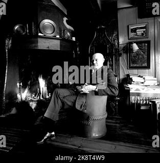 Vinje, Telemark 196402. Autor Tarjei Vesaas am Kamin im Wohnzimmer zu Hause auf seinem Bauernhof in Midtbø in Vinje. Für den Roman 'Isslottet' erhielt er den Literaturpreis des Nordischen Rats 1964. Photo Aage Storløkken / Aktuell / NTB Stockfoto