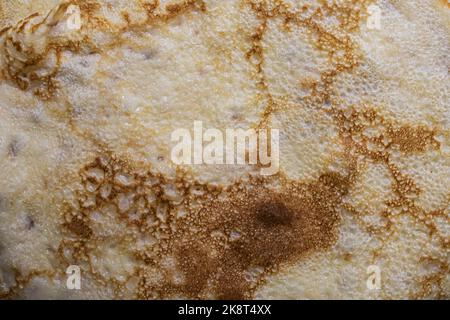 Pancake Oberflächenstruktur und Muster. Nahaufnahme von dünnen heißen Pfannkuchen auf einem Teller. Traditionelle rustikale Küche. Grafikressource. Tabellenansicht von oben. Stockfoto