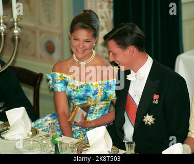 Oslo 199308: Königliche Silberhochzeit. Das norwegische Königspaar, Königin Sonja und König Harald, feiern ihre Silberhochzeit mit einem Galadiner und tanzen im Schloss. Das Bild: Kronprinz Haakon ließ die schwedische Kronprinzessin Victoria beim Abendessen im Schloss an den Tisch. Foto: Lise Åserud Stockfoto