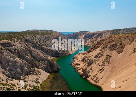 Luftaufnahme über den berühmten Fluss Zrmanja und den Canyon im Süden von Lika und im Norden von Dalmatien, Kroatien. Der Canyon von Winnetou. Stockfoto