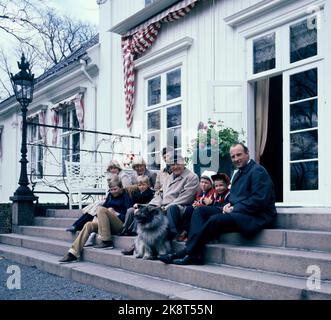 Oslo 1978-05-10: König Olav mit der Familie in Bygdøy Kongsgård. König Olav in Bygdøy Kongsgård zusammen mit einigen seiner Kinder und Enkelkinder, 10. Mai 1978. Der Enkel des Königs war bei seinem Großvater sehr willkommen. Hier ist ein Teil der Familie, die sich auf der Treppe von Bygdøy Kongsgård versammelt hat. Aus V: Ferner Kinder; Benedikte, Elisabeth, Alexander, Cathrine und Carl-Christian, Prinzessin AstridFrau Ferner, König Olav, Prinzessin Märtha Louise, Prinz Haakon Magnus und Kronprinz Harald sowie der Königshund Sharme. Foto: Bjørn Sigurdsøn / NTB Stockfoto