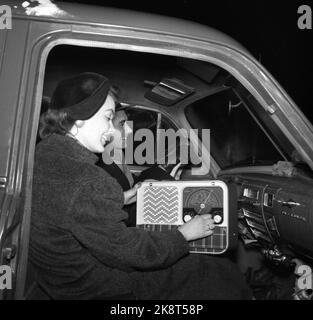 Oslo 19550209 'Mr. And Mrs. Lykke' Illustration Fotos zum Artikel über die glückliche Ehe, fotografiert von NTB im Februar 1955. Hier ist eine lächelnde Frau Lykke im Auto, mit dem Reiseradio auf ihrem Schoß. Reiseradio vom Typ Mascot, produziert von Østfold Radio. Foto: NTB / NTB das Modell heißt Ellinor Øygard, oft 'Bibba' genannt. Stockfoto