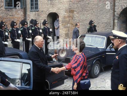 Oslo 19860925. Bundespräsident Richard von Weizsäcker zu einem 4-tägigen offiziellen Besuch in Norwegen. König Olav wird im Schloss Akershus vom Premierminister Gro Harlem Brundtland begrüßt. Foto: Morten Hvaal NTB / NTB Stockfoto