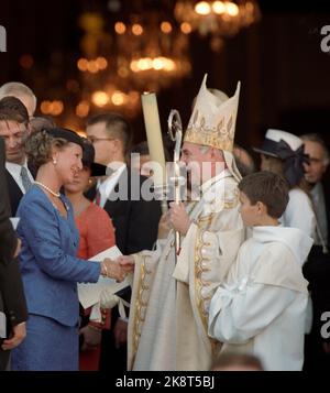 Paris 19940923. Königin Sonja, Kronprinz Haakon und Prinzessin Märtha Louise in Paris anlässlich von Hochzeiten in der Familie Duch von Luxemburg. Das Bild: Königin Sonja auf dem Weg in die Kirche der Kathedrale Saint-Louis in Versailles (NB. König Harald nicht nach Paris). Hier grüßt sie den Priester. Foto: Lise Åserud Stockfoto