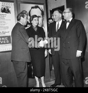 New York USA 19590121 amerikanische Premiere des Films 'Nine Liv' - die Geschichte des Kriegshelden Jan Baalsrud, von 1957, im Guild Theatre in New York. Hier von V: Jan Baalsrud, Mrs. Ambassador Nielsen, Norwegens Botschafter Sivert Nielsen und Norwegens Generalkonsul in New York Knut Thommessen vor dem Theater vor der Premiere. Foto: NTB Stockfoto