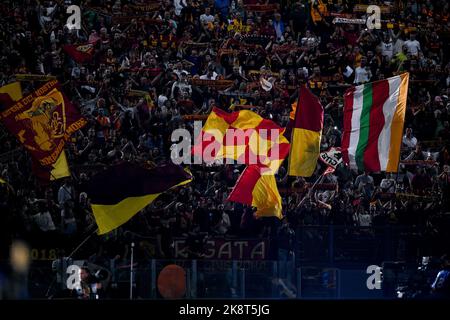 Rom, Italien. 23. Oktober 2022. Unterstützer VON AS Roma während des Serie-A-Spiels zwischen Roma und Neapel im Stadio Olimpico, Rom, Italien, am 23. Oktober 2022. Kredit: Giuseppe Maffia/Alamy Live Nachrichten Stockfoto