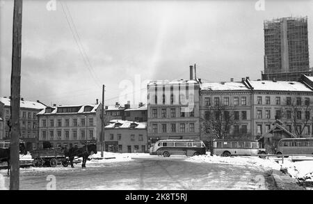 Oslo März 1937 Pipervika im Zentrum von Oslo. Hinter Th. Die Türme des Rathauses im Bau. Die Hausreihe ist wahrscheinlich Teil von Sjøgata. Pferde und Karren TV. Auf dem Bild. Busse th im Bild. Foto: NTB / NTB Stockfoto