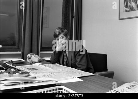 Oslo November 1972 KRF-Politiker Kjell Magne Bondevik ist Norwegens jüngster Staatssekretär, gerade einmal 25 Jahre alt. Er studiert neben dem Job Theologie und ist Vorsitzender der Jugend der Christlichen Volkspartei, KrFU. Hier sitzt er in seinem Büro und liest die heutigen Zeitungen. Foto: Aage Storløkken / Aktuell / NTB Stockfoto