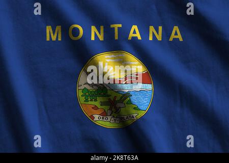 US-Staatsflagge von Montana mit großen Falten, die in Innenräumen unter dem Studiolicht winken. Die offiziellen Symbole und Farben in Stoff Banner Stockfoto